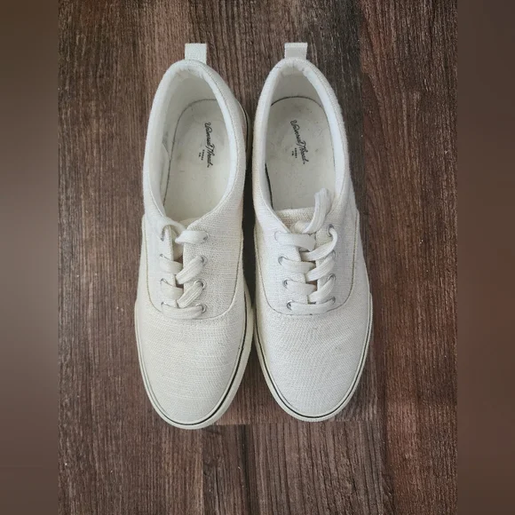 Women's Universal Threads Sneakers Size Eight - Picture 1 of 2